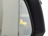 ブラインドスポットモニター装備。隣車線を走る車両を検知。ドアミラーでは確認しにくい後方、側方エリアに存在する車両や急接近してくる車両も検知しドアミラーに搭載されたLEDインジケーターが点灯します。