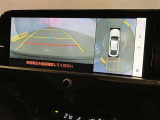 【パノラミックビュー&バックビュー】駐車時の安全確認をする為に車両上方からの映像と後方カメラからのを同時に表示しバックガイドも付いているのでバックの苦手な方でも安心して運転出来ますよ。