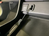 アクセサリーソケットはUSBのアダプターなどをつければ、スマホの充電にも使えます。周辺には物が置けるトレーがついています。