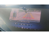 【360度カメラシステム】リバースと連動し、車両後方の映像をディスプレィに表示歪みの少ないカメラにより鮮明な画像で後退の運転操作をサポートします。