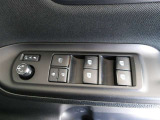 パワーウィンドウスイッチで運転席から全席の窓の開閉ができます。