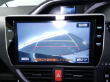 バックガイドモニター付き。車両後方の映像をナビ画面に表示し、駐車などの後退操作をサポートします。