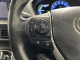 ステアリングスイッチ付きで、運転中に視線を前に向けたまま操作できます。