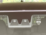 【スマートアシスト】走行中に前方の車両等を認識し、衝突しそうな時は警報とブレーキで衝突回避と被害軽減をアシスト。より安全にドライブをお楽しみいただけます。