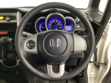 ステアリングスイッチがついていますので、オーディオのチャンネル変更、ボリューム、ジャンル変更が操作可能です。ハンドルから手を離さず安全に操作できます。
