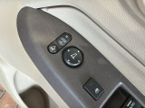 狭い駐車場で便利な電動格納ドアミラーが付いています。