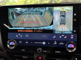 【パノラミックビューモニター】専用のカメラにより、上から見下ろしたような視点で360度クルマの周囲を確認することができます☆死角部分も確認しやすく、狭い場所での切り返しや駐車もスムーズに行えます。