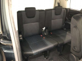 サードシートです。荷物が思ったより多くなった時や、大人数のドライブなど様々なシーンで対応が来ます。片方を畳んで荷物を載せたり、シートアレンジも自由自在。