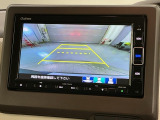 リバースギアに入れるだけで後方の表示へ切り替わります。夜間や雨の日の駐車も楽になりますよ。