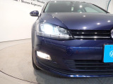 バイキセノンヘッドライト、ハロゲンの2倍の光量で夜間の視界を確保、車体の傾きで光軸補確保