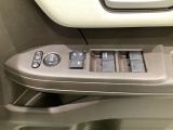 ハンドルの右側に電動格納付きパワーミラーの操作スイッチがついています。左右のサイドミラーの角度調節も微調整ができて便利です。パワーウインドウは運転席でドア4枚とも上下の操作ができるようになっています。