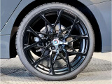 BMWの純正アロイホイールは軽量かつ強度にも優れているホイールで走行性能を引き上げる設計になっております。足元にもBMWは妥協がなくこだわっている個所になります。