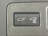 【パワーバックドア】スマートキーや運転席のボタンを押すだけでリアゲートが自動で開閉します!荷物を持っている時や、高い位置にあるバックドアを閉める際に便利な機能です♪