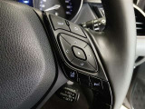 ステアリングには運転中でも簡単に操作できる各種スイッチついてます