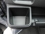カップホルダーは運転席や助手席からちょうど手の届く位置です!!