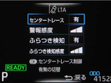 レーンディパーチャーアラートとは車線、又は走路からの逸脱の可能性を警告すると共に、車線、又は走路からの逸脱を避けるためのハンドル操作の一部を支援する機能です。詳細は販売店スタッフまでお尋ね下さい。