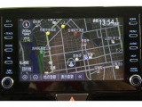 スマホやiPhoneと連携し、対応アプリを表示させて使うディスプレイオーディオ。使い慣れた従来のトヨタ車載ナビが利用できるエントリーナビキットを装着。高画質なフルセグTV対応です。