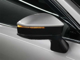サイドターンランプ付きドアミラー。車両のドレスアップと右左折時の被視認性を兼ね備えたお洒落なミラーです。