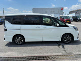 両側ハンズフリー機能付きのオートスライドドアです。両手が荷物や傘などでふさがっていてもつま先をボディーの下に出し入れするだけで開閉が可能です。