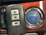 【スマートキー&プッシュスタート】ドアハンドルを軽く握る、またはドアハンドルのスイッチを押すだけで施錠施錠ができます♪またブレーキを踏みながらスタートボタンを押すだけで、エンジンが始動します♪
