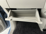 【グローブボックス】収納スペースが沢山あるので車内が散らからずに助かります。ちょっとした物を入れるのにいいですね♪
