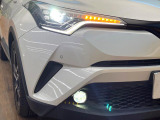 【LEDヘッドライト】悪天候や夜間走行時も良好な視界を確保し安心して運転できる高輝度LEDヘッドライトを装備!点灯速度が早く、消費電力も抑えられています。