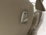 シートバック荷物フック。手荷物をサッとかけたり、、車内の置き傘やボックスティッシュの吊るし収納としても便利にお使いいただけます。