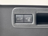 【パワーバックドア】スマートキーや運転席のボタンを押すだけでリアゲートが自動で開閉します!荷物を持っている時や、高い位置にあるバックドアを閉める際に便利な機能です♪
