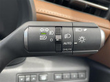 【オートライト(AUTO)】外の明るさをシステムが感知して、自動でヘッドライトが点灯します。ヘッドライトをつけ忘れを防ぐ便利機能です。