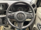 快適な操作性の運転席、ハンドルも綺麗に清掃済みです!もちろん安全を守るエアバッグも装備しているので安心してお乗りいただけます(^^)