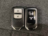 スマートキーを装備しています。鍵を差し込むことなくドアロックの開け閉めと、スタートボタン操作でのエンジンスタートができます。スペアキーも同じものを用意しております。