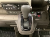 CVT車のセレクトレバーです。低速から高速まで、変速ショックのないスムーズな走りと、エンジン効率のよい領域を維持して燃費にも貢献します。サイドブレーキはスイッチ操作の電子制御パーキングブレーキです。