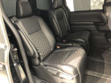 【後部座席】も当然、綺麗・清潔に仕上げております。内装の綺麗なお車は気持ちが良いですし、コンディションのいい車が多いです。これもオススメの1台です。