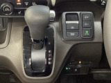 CVT車のセレクトレバーです。低速から高速まで、変速ショックのないスムーズな走りと、エンジン効率のよい領域を維持して燃費にも貢献します。サイドブレーキはスイッチ操作の電子制御パーキングブレーキです。