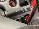 ステアリングホイール・後ろの減速セレクターは、左右に取り付けられた2つのパドルスイッチで減速の強さを調整。左側の「-」を操作すると減速を強く、右側の「+」を操作すると減速を弱くすることができます。