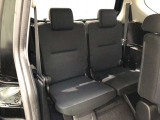 サードシートです。荷物が思ったより多くなった時や、大人数のドライブなど様々なシーンで対応が来ます。片方を畳んで荷物を載せたり、シートアレンジも自由自在。