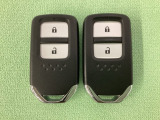 スマートキーを装備しています。鍵を差し込むことなくドアロックの開け閉めと、スタートボタン操作でのエンジンスタートができます。スペアキーも同じものを用意しております。