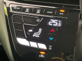 【オートエアコン】一度お好みの温度に設定すれば、車内の温度を検知し風量や温度を自動で調整。暑い&hellip;寒い&hellip;と何度もスイッチ操作をする必要はありません。快適な車内空間には必須の機能ですね♪