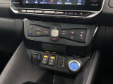 【オートエアコン】タッチパネル式オートエアコンで運転席周りの凹凸が少なくスッキリとしています。