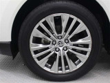 高輝度シルバー塗装された19インチアルミホイールが装着されています。タイヤサイズ225/55R19