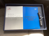 メンテナンスノート【点検整備記録簿・保証書】、取説も揃ってます。スマートキーはバッグなどにしまったままボタン操作でエンジンの始動・停止ができて大変便利です。