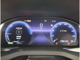 とっても見やすいメーターです。夜間時はラグジュアリーな気分にさせてくれる照明が魅力ですので、夜のドライブも楽しみになりますよ♪