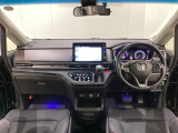 車内は光触媒抗菌消臭施工済です。インパネ周りはスタイリッシュなデザインで機能や装備も充実しています。グローブボックスやカップホルダーのほかにトレーなどたくさんの収納スペースが付いています。