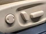 【パワーシート】電動でシートポジションの変更が可能です。手動式より細かくシート設定が可能ですのでより快適な姿勢でドライブを楽しんで頂けるでしょう。