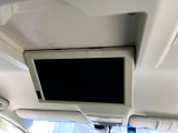 【フリップダウンモニター】大画面モニターで後席でもエンタメをお楽しみいただけます。小さなお子様にも大人気の装備です♪
