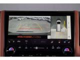【パノラミックビューモニター】 後退時に車両の後ろ側を表示するだけでなく上から見たような映像で車庫入れなどバックする際に安心です。