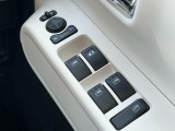 運転席ドアのウインドウ操作スイッチです。すべてのウインドウの開閉操作が可能です。また、ドアミラーはオート開閉なので、ドアロックで自動で閉じ、エンジンスタートで自動で開きます。