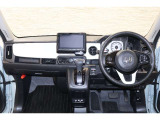 操作性に優れた運転席となります!小物入れや各ボタンの配置にこだわり、使いやすいです!座り心地もよく視認性も良好なのでロングドライブもお任せ下さい!