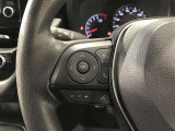 ステアリングスイッチ付きで、運転中に視線を前に向けたまま操作できます。