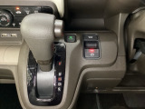 CVT車のセレクトレバーです。低速から高速まで、変速ショックのないスムーズな走りと、エンジン効率のよい領域を維持して燃費にも貢献します。サイドブレーキはスイッチ操作の電子制御パーキングブレーキです。